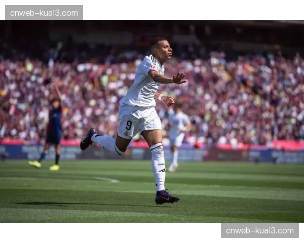 西甲冠军悬念分析:巴萨握主动权,皇马仍存逆转可能 西甲冠军悬念分析:巴萨握主动权,皇马仍存逆转可能