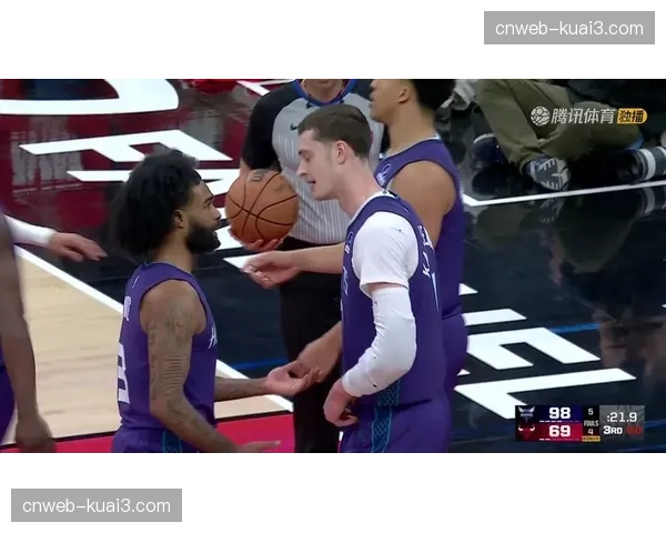 黄蜂公牛比赛，三球与拉文三分对决展现外线火力