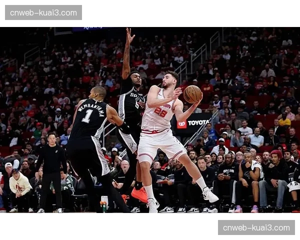 申京贡献26分13篮板11助攻三双，火箭内线实力突出