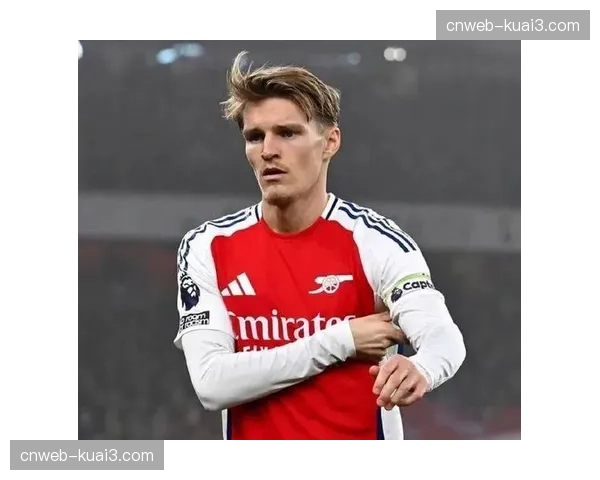 镜头捕捉:场边阿尔特塔手持战术板,向厄德高急切传达阵型前压指令 镜头捕捉:场边阿尔特塔手持战术板,向厄德高急切传达阵型前压指令