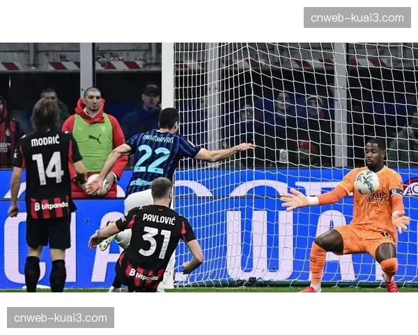 实时:米兰德比上半场,双方均采用激进的中场绞杀战术,控球率持平。 实时:米兰德比上半场,双方均采用激进的中场绞杀战术,控球率持平。