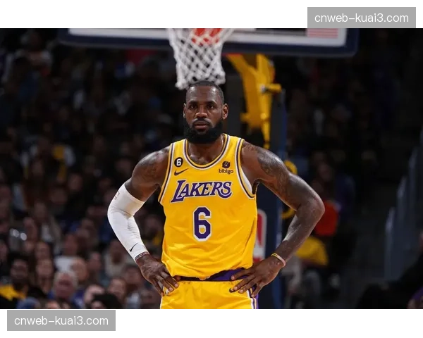 通讯：主场告别战，勒布朗·詹姆斯在湖人球迷欢呼中完成常规赛收官